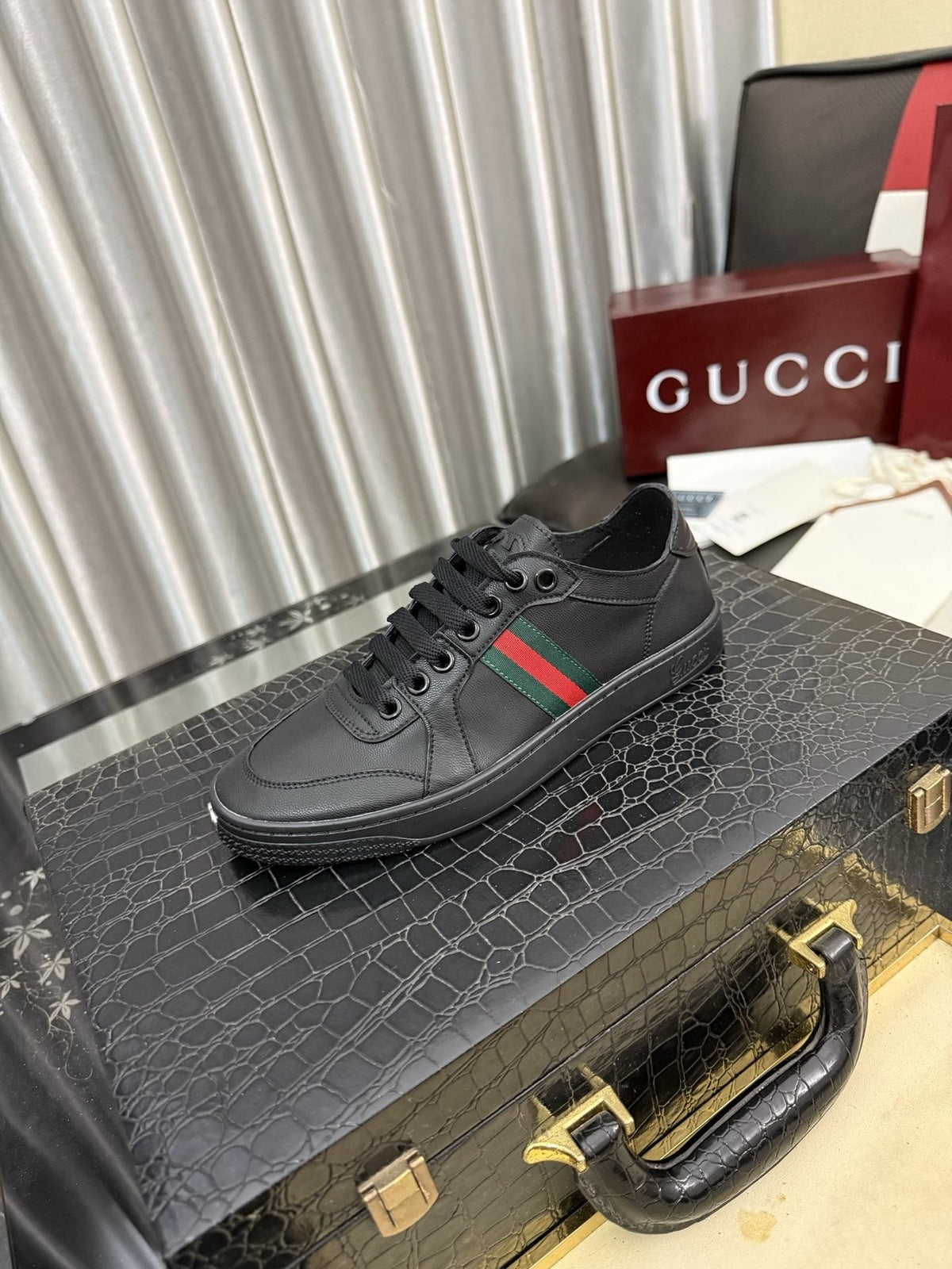 GUCCI Stripe Low-Top Sneakers
